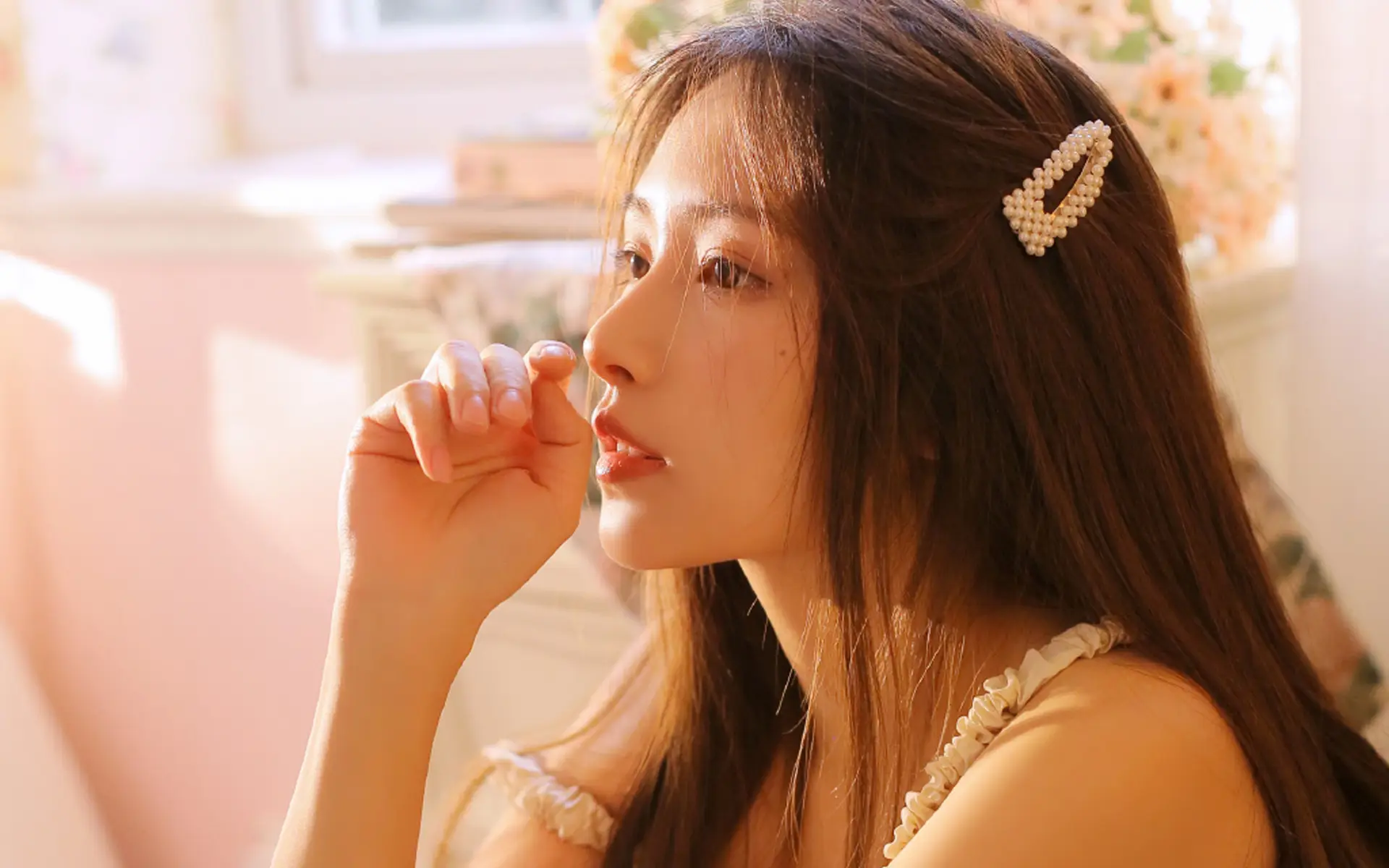 温婉秀丽居家美女性感写真桌面壁纸