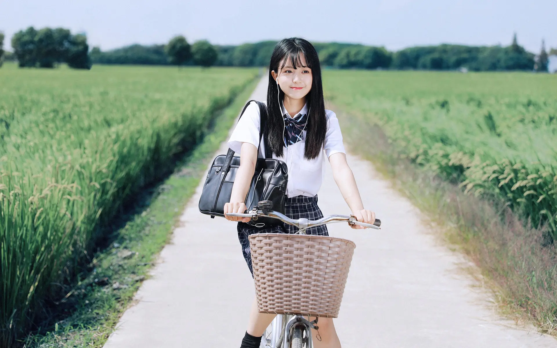 清纯学生妹骑自行车高清桌面壁纸