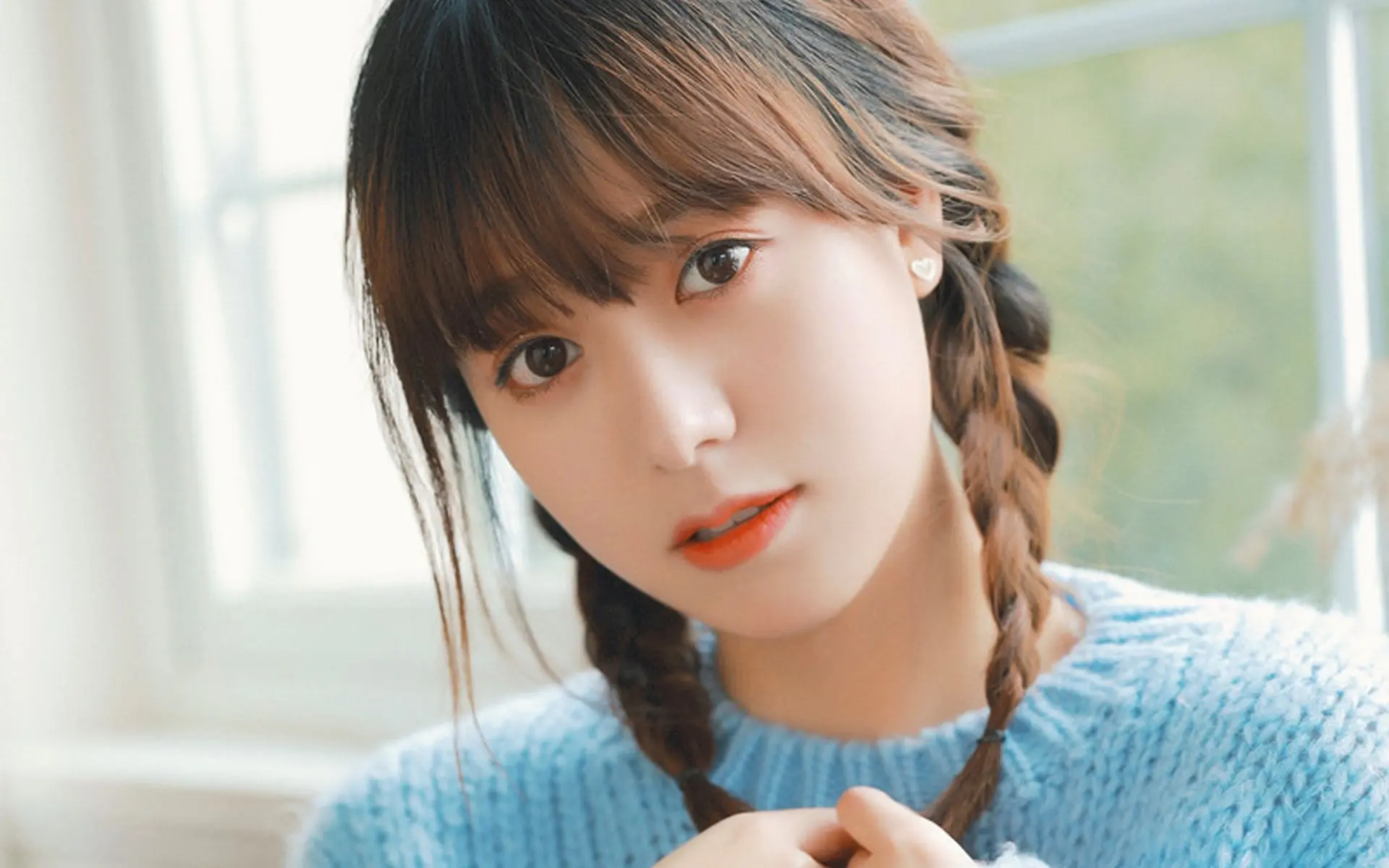 大眼睛美女清纯桌面壁纸图片