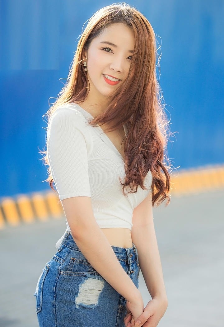 肉感大美女紧身破洞牛仔裤细腰丰臀极品图片