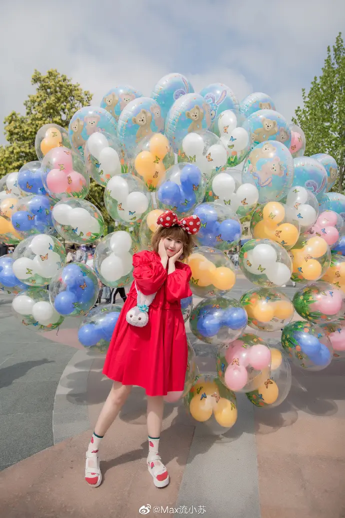 清纯美女图片在可爱的迪士尼游乐园里写真