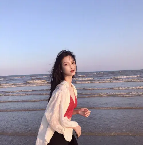 沙滩青春美少女图片