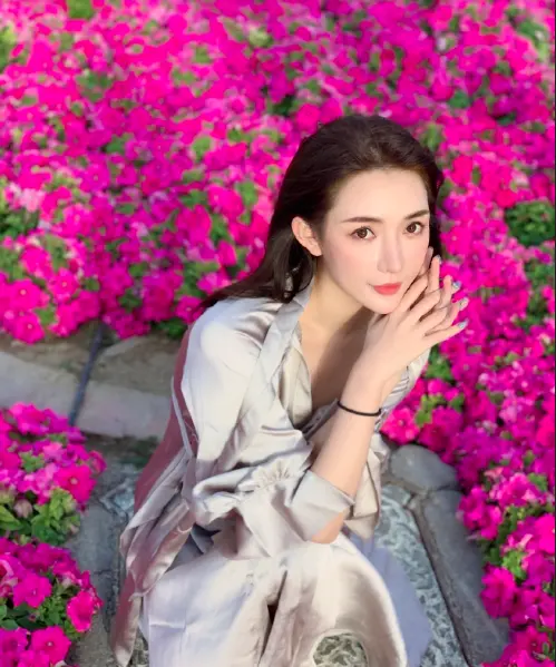 气质美女丝绸睡衣写真图片