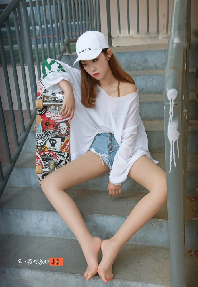 酷酷的滑板阳光女孩超短裤大长腿写真图片