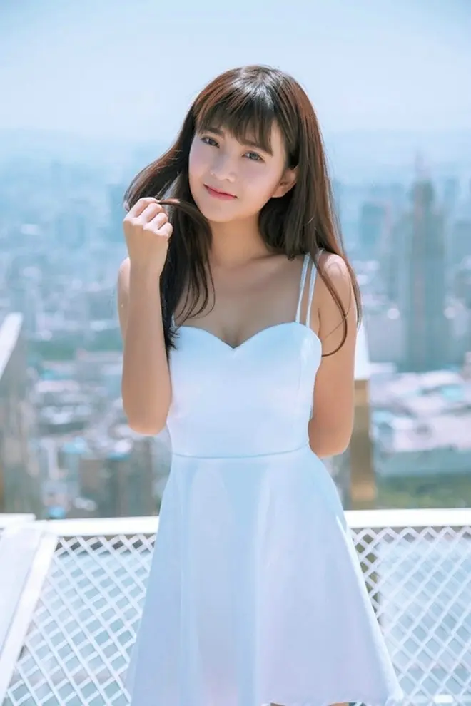 清纯可爱的白色吊带裙小女生天台写真图片