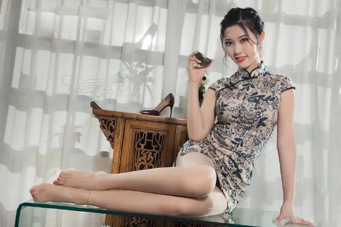 旗袍美女丝袜诱惑图片请你喝茶