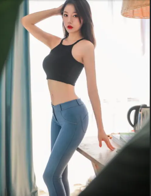 性感牛仔裤美女诱惑翘臀小魔女图片