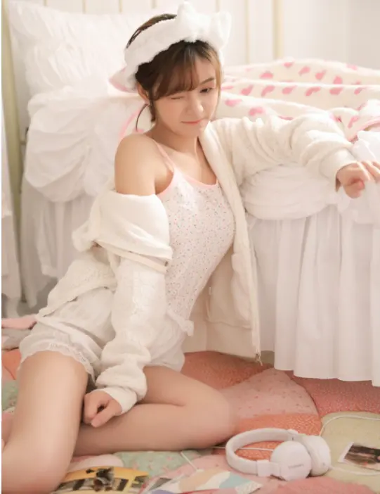 95后甜美清新美女居家服照写真图片