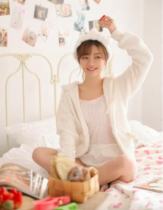 95后甜美清新美女居家服照写真图片