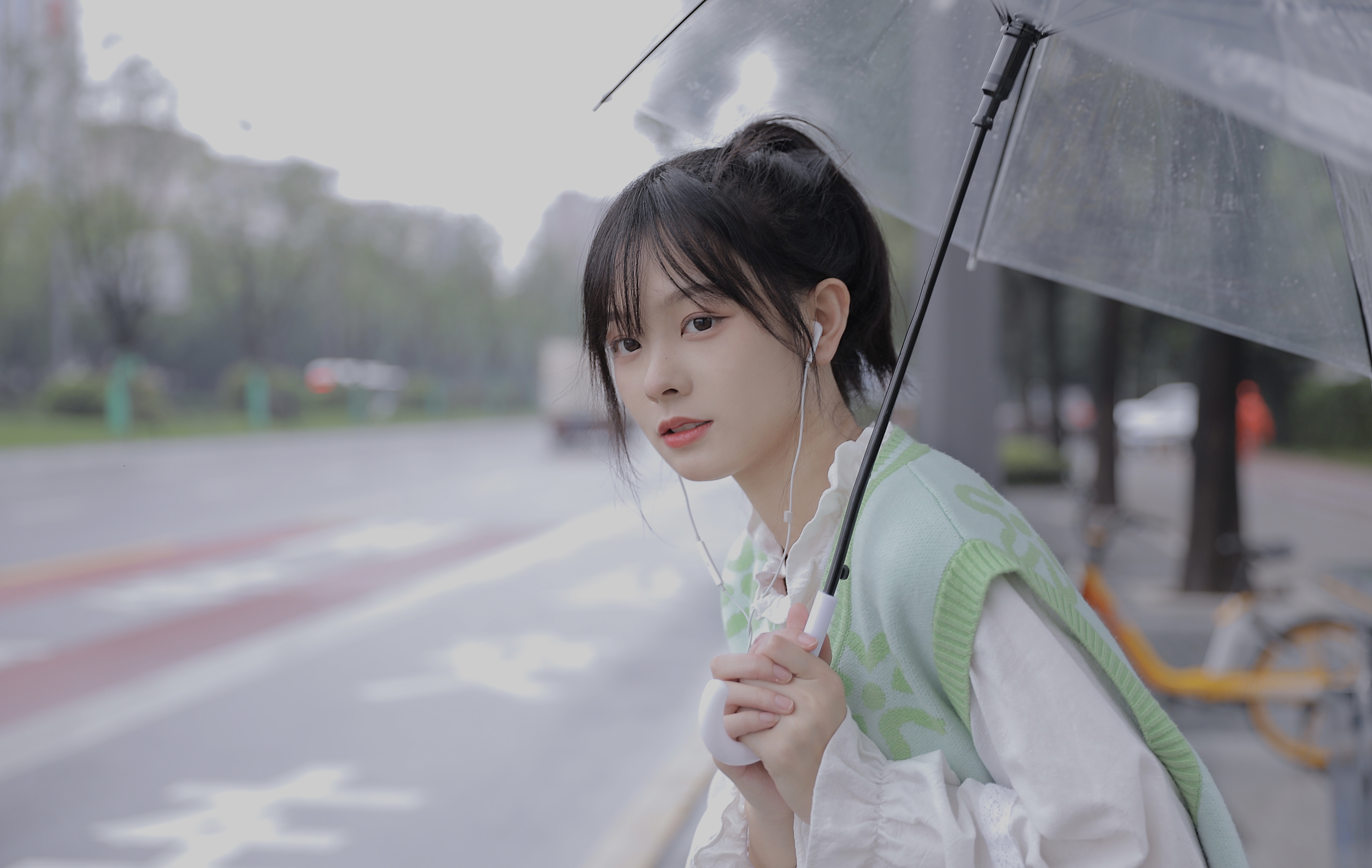 下雨天，你听什么歌-唯美女生