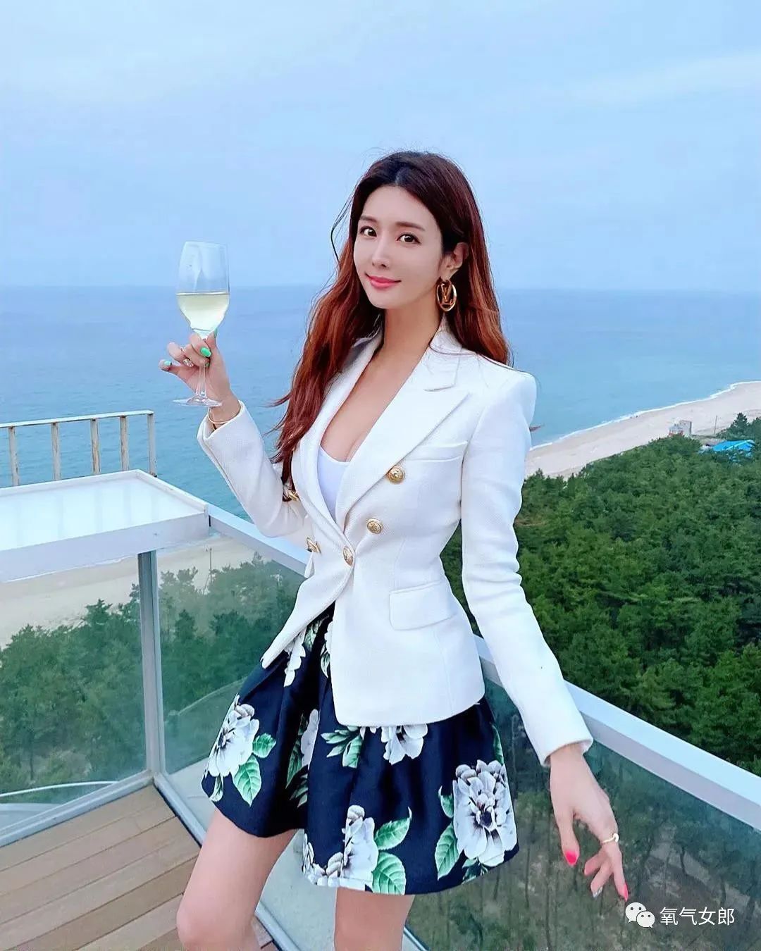 韩国美人，欧派风，很受欢迎……