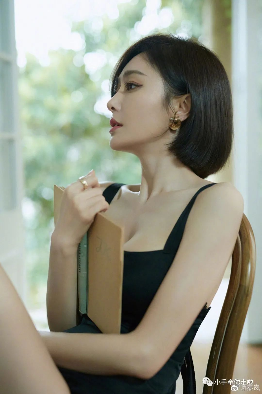 秦岚：性感如我，妩媚动人！