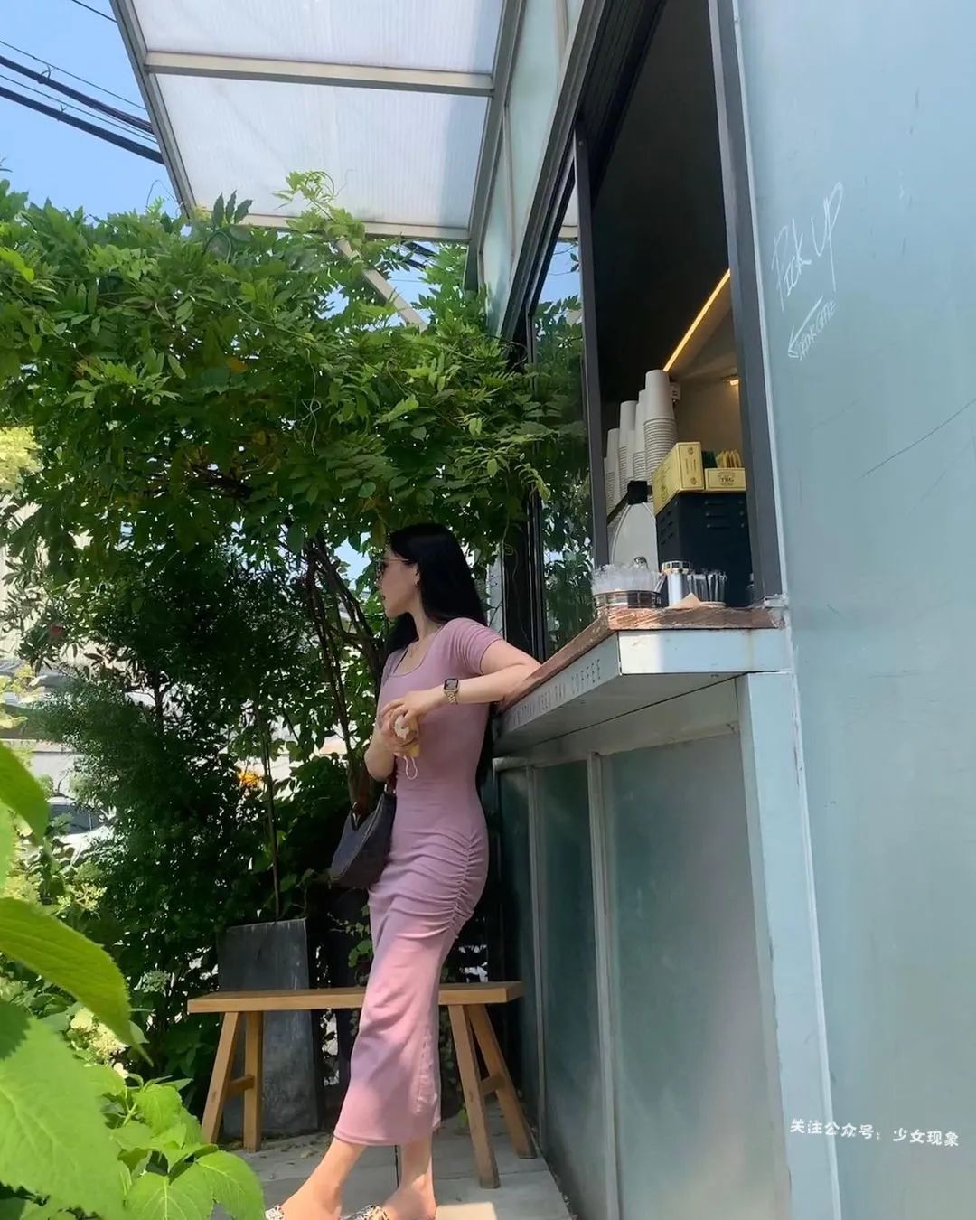 健身房女私教身材火辣，男学员爆满，直言酷爱深蹲！