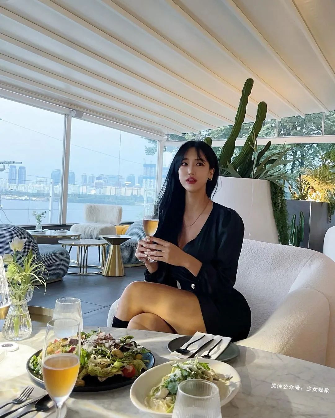 爱健身的小姐姐，这杯确实大