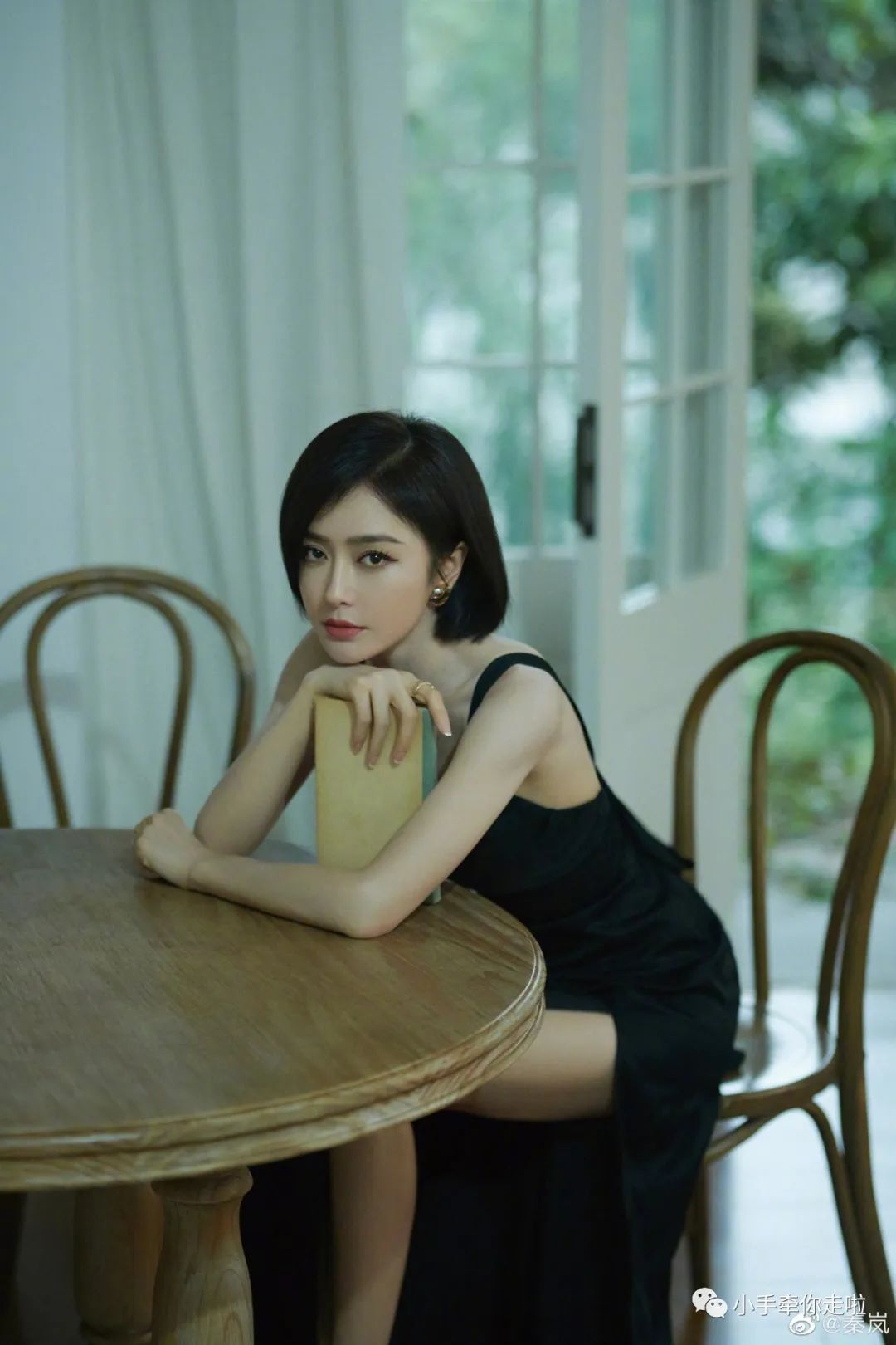 秦岚：性感如我，妩媚动人！