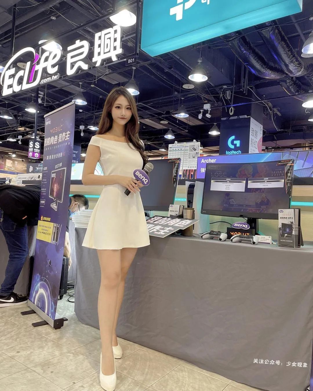 吊 带 才 能 体 现 完 美 身 材！