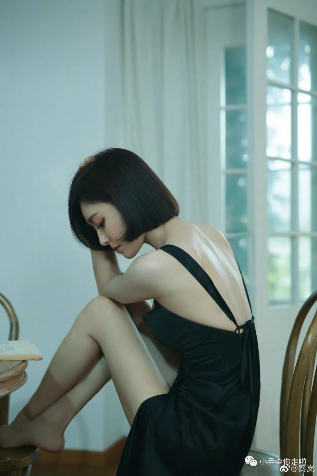 秦岚：性感如我，妩媚动人！
