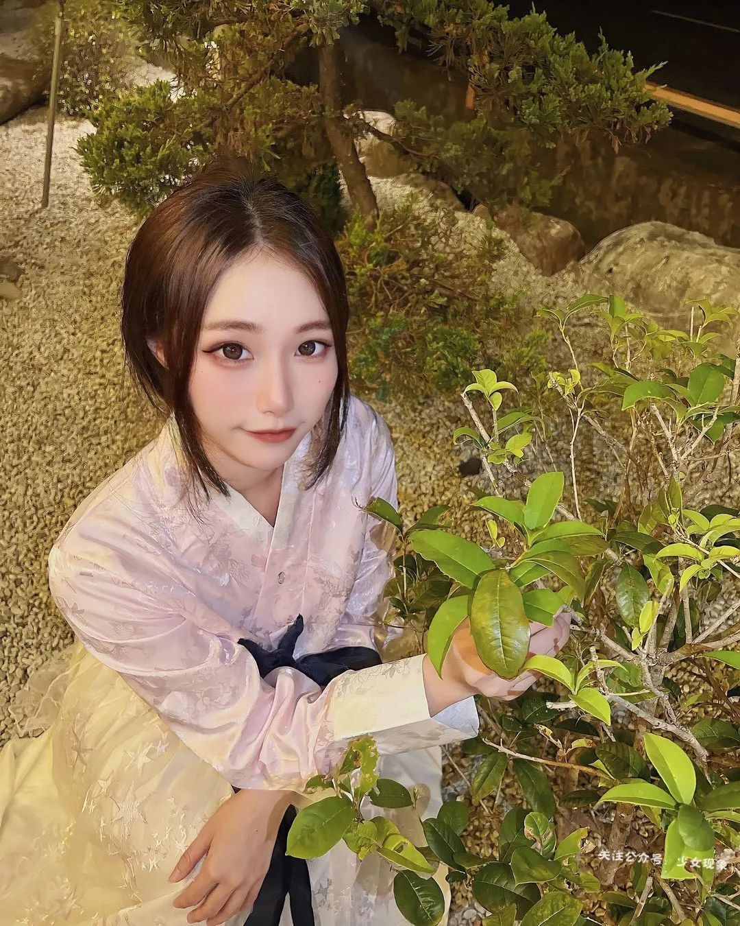 吊 带 才 能 体 现 完 美 身 材！