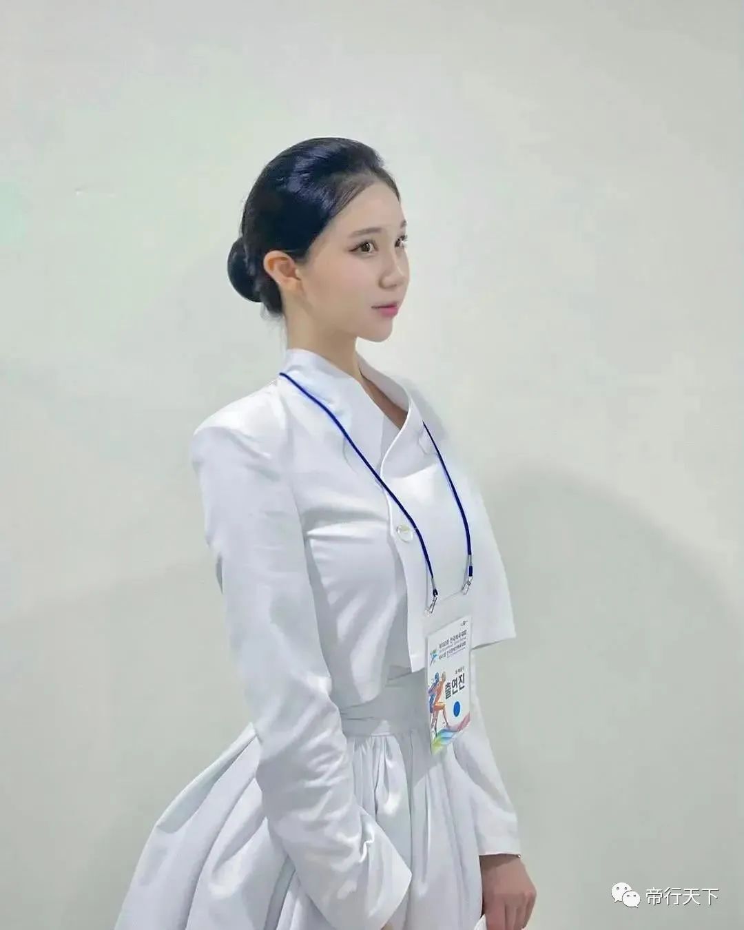 最美空姐，曲线太美了！