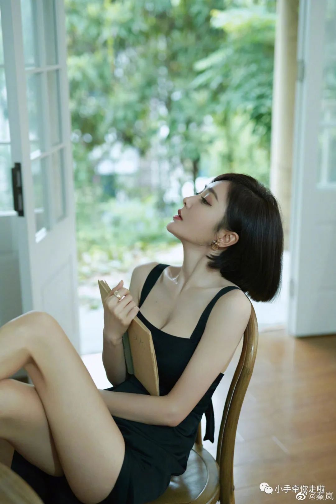 秦岚：性感如我，妩媚动人！