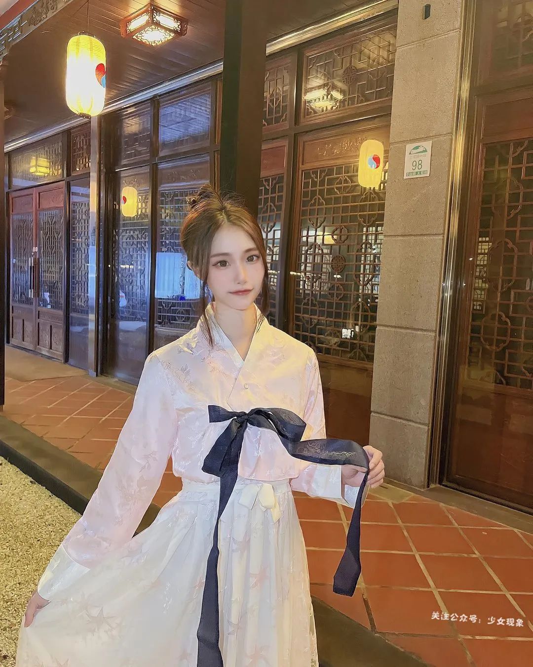 吊 带 才 能 体 现 完 美 身 材！