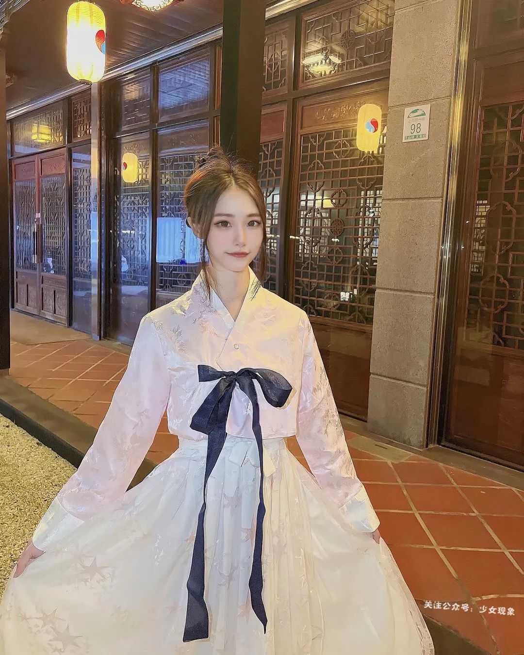 吊 带 才 能 体 现 完 美 身 材！