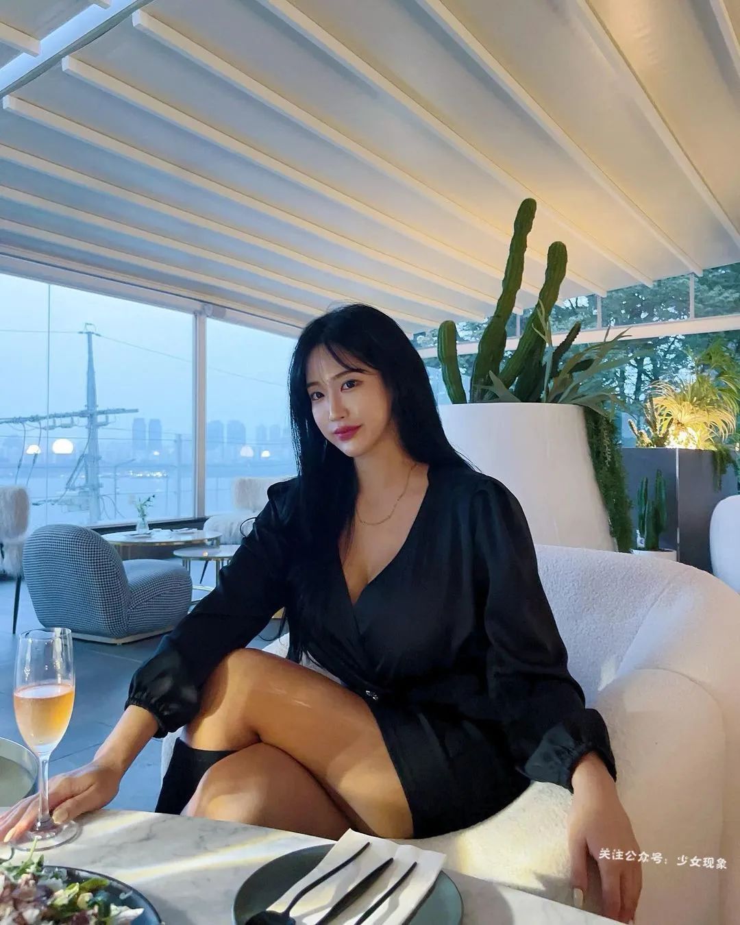 爱健身的小姐姐，这杯确实大