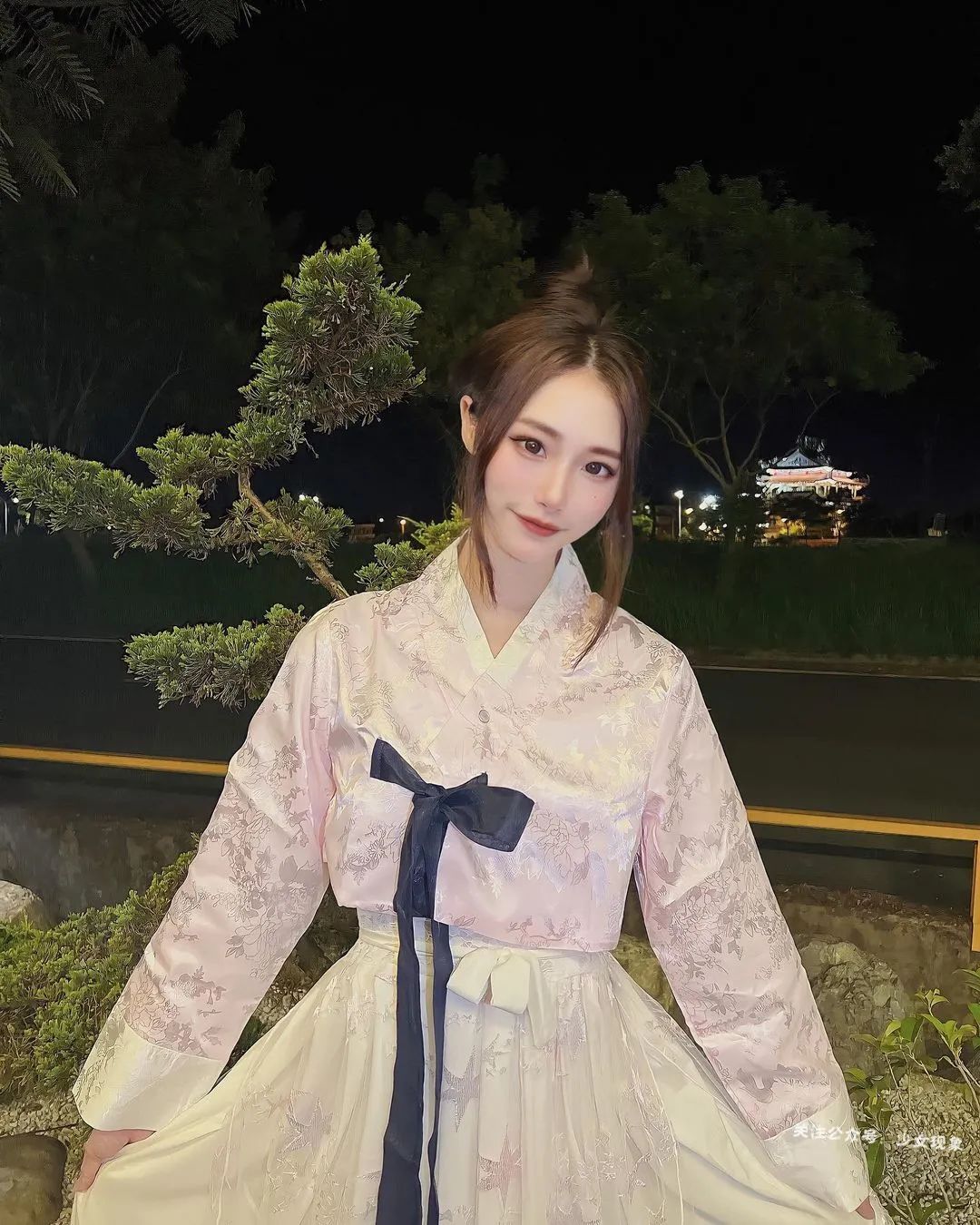 吊 带 才 能 体 现 完 美 身 材！