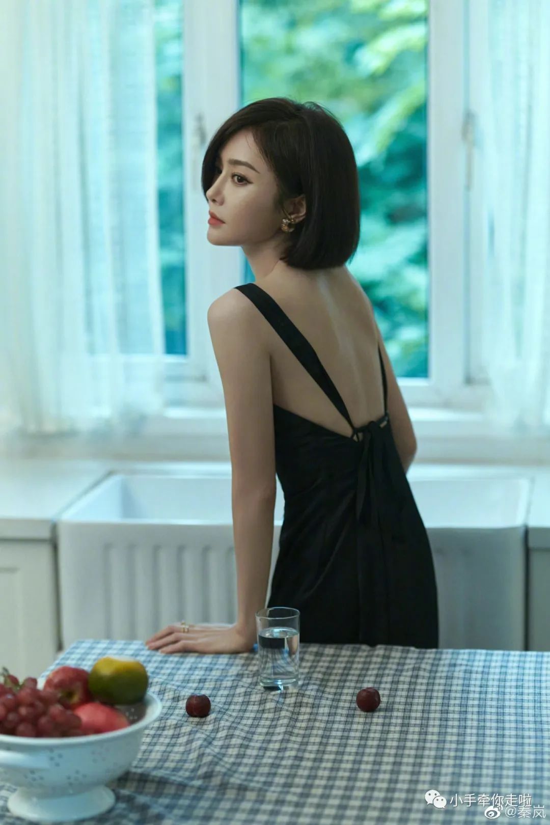 秦岚：性感如我，妩媚动人！