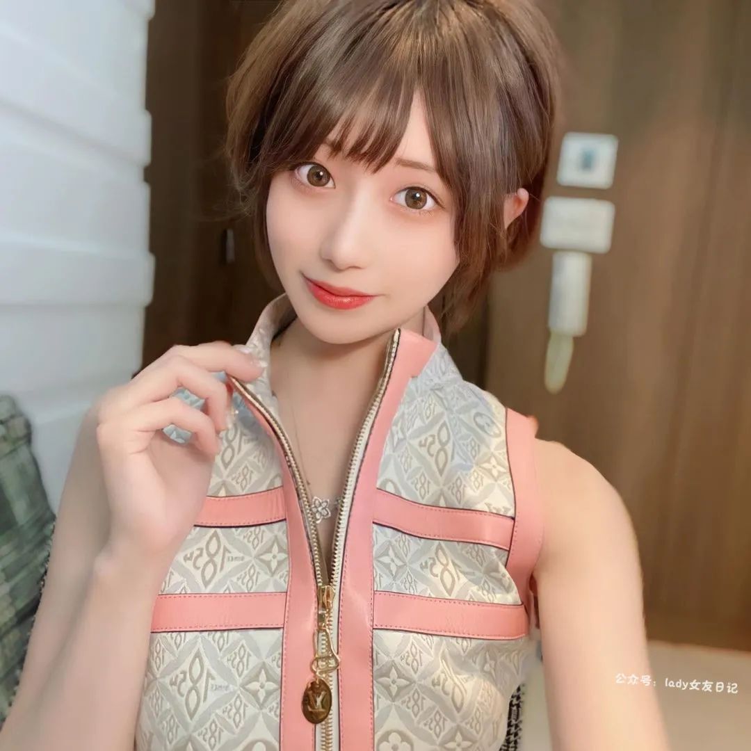 短 发 天 花 板 ！