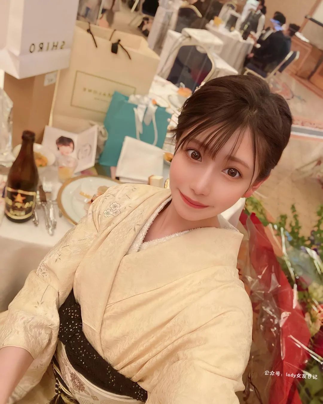 短 发 天 花 板 ！