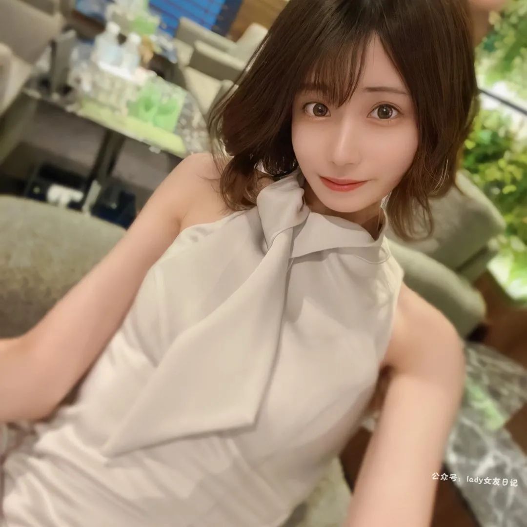 短 发 天 花 板 ！