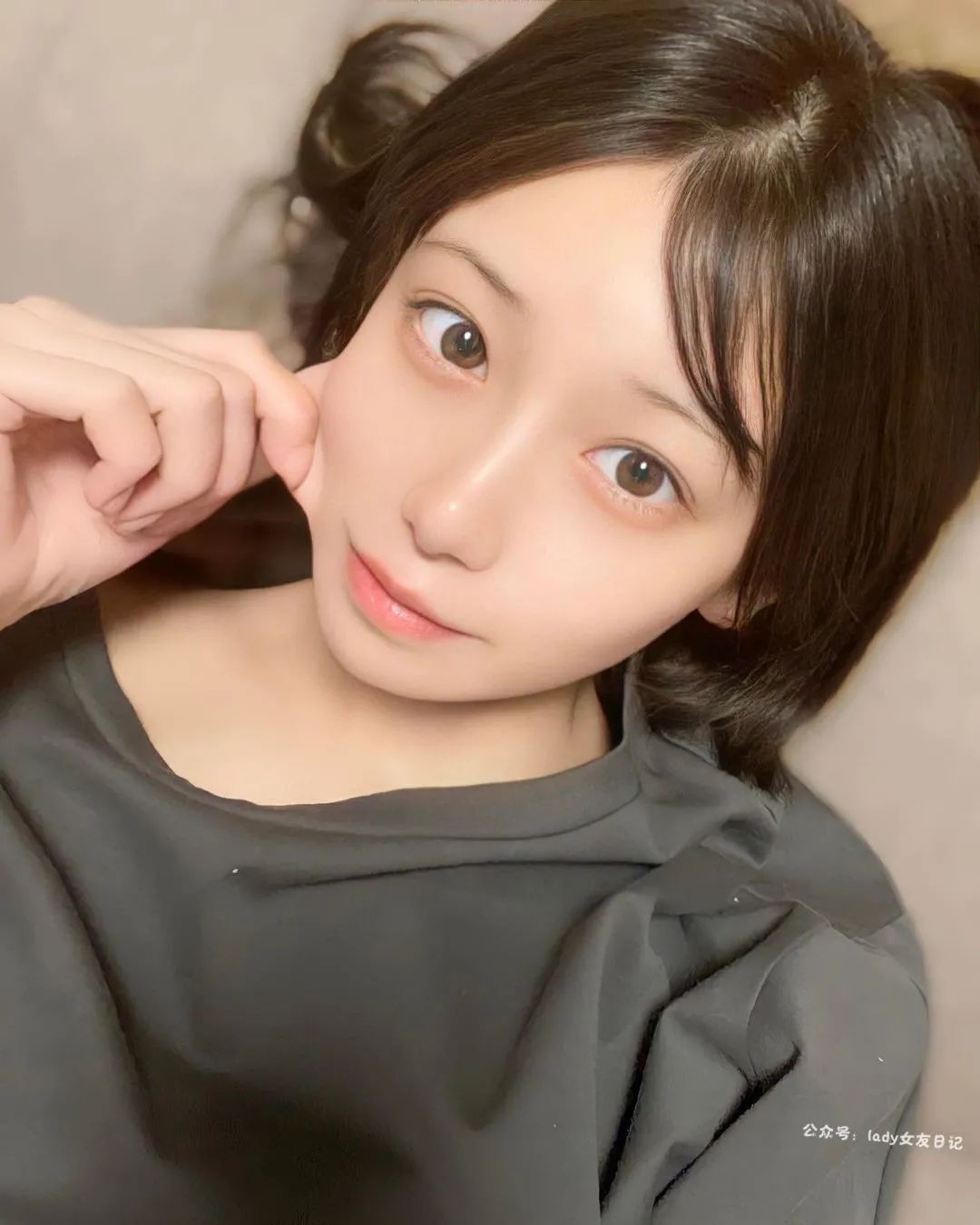 短 发 天 花 板 ！