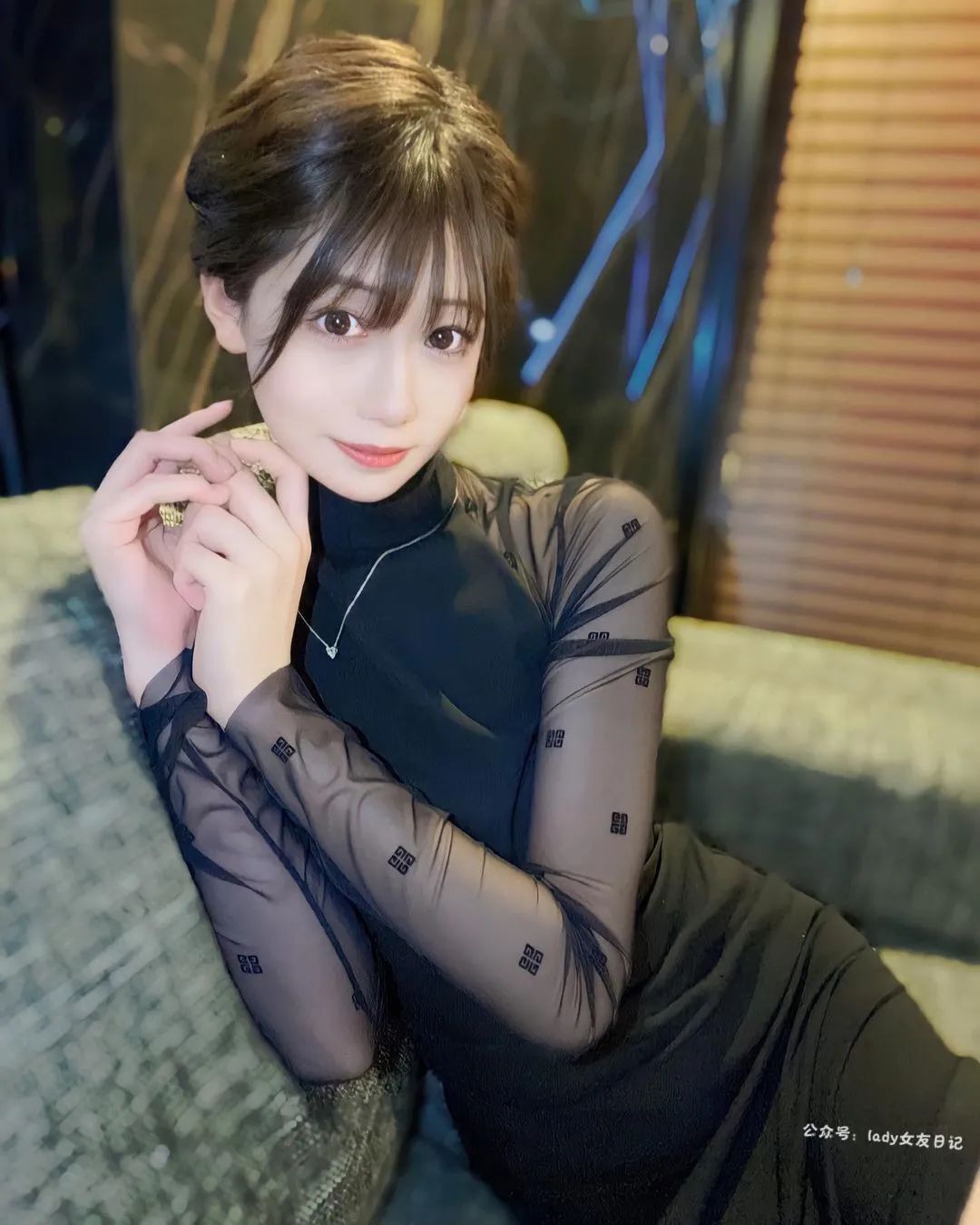 短 发 天 花 板 ！