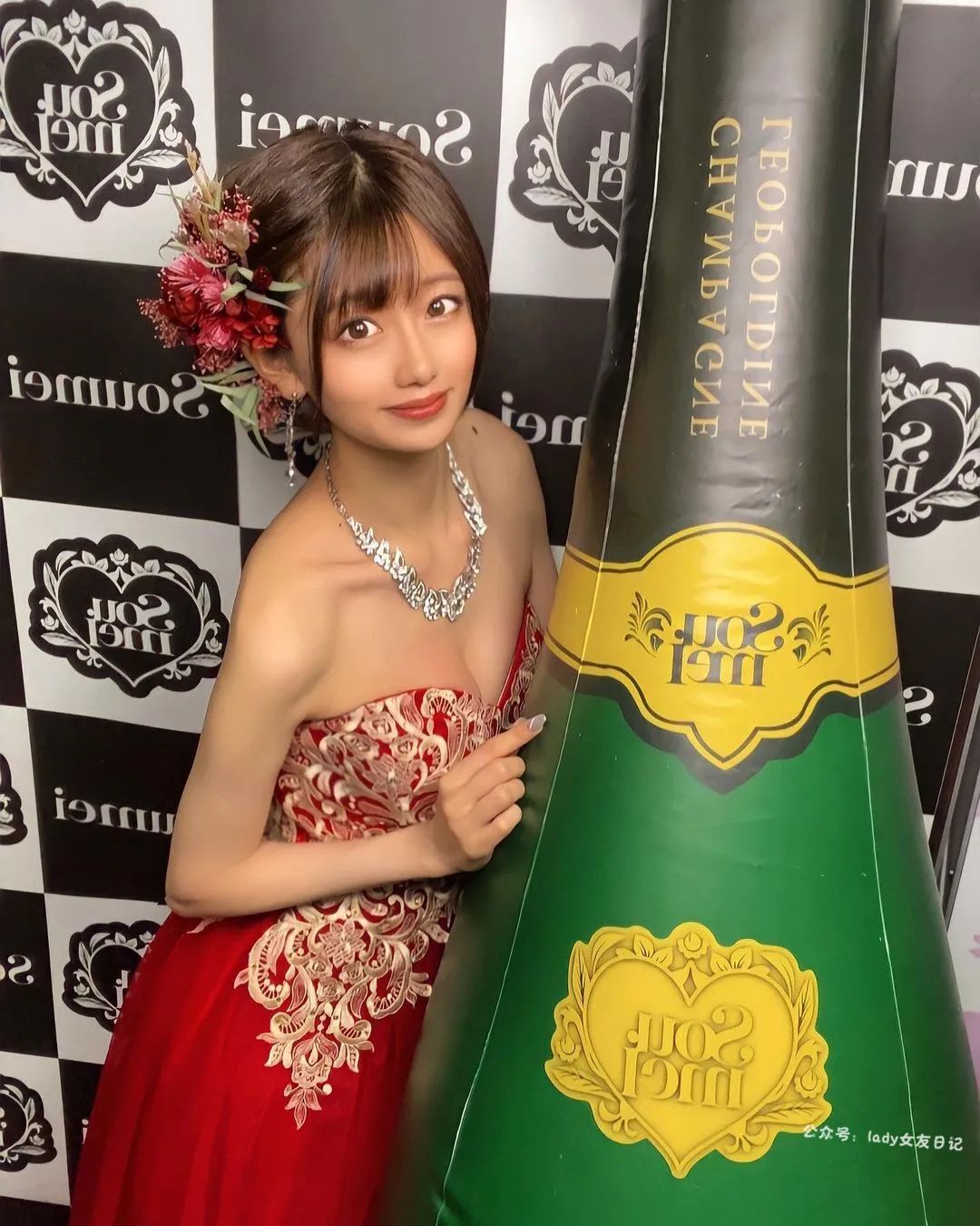 短 发 天 花 板 ！