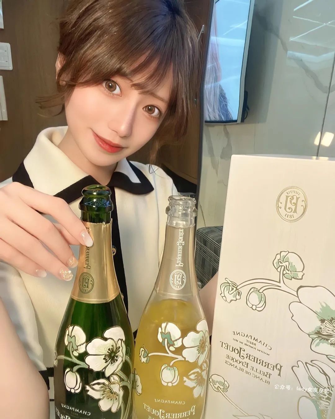 短 发 天 花 板 ！