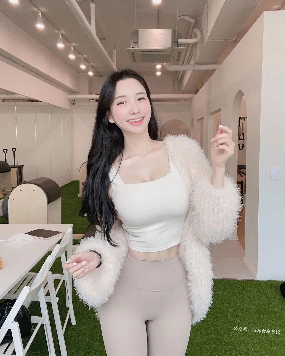 绅士们好！瑜伽小姐姐来一波