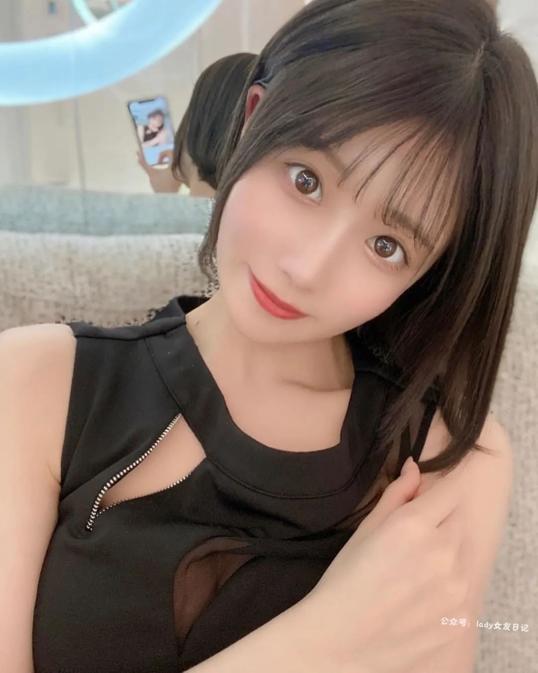 短 发 天 花 板 ！