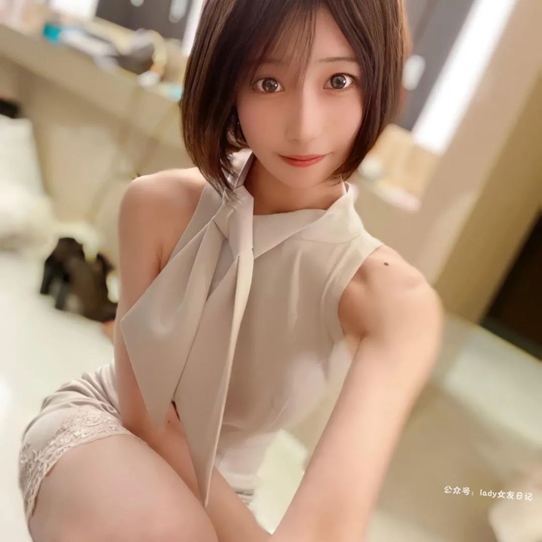 短 发 天 花 板 ！