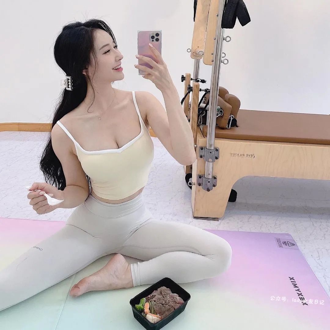 绅士们好！瑜伽小姐姐来一波