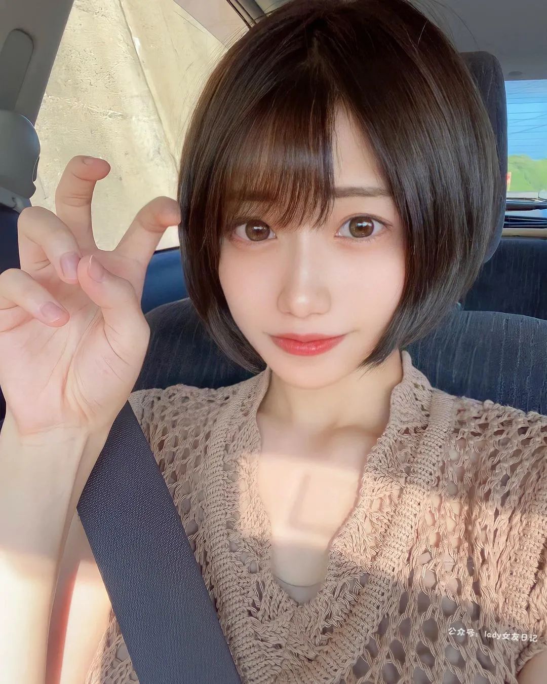 短 发 天 花 板 ！