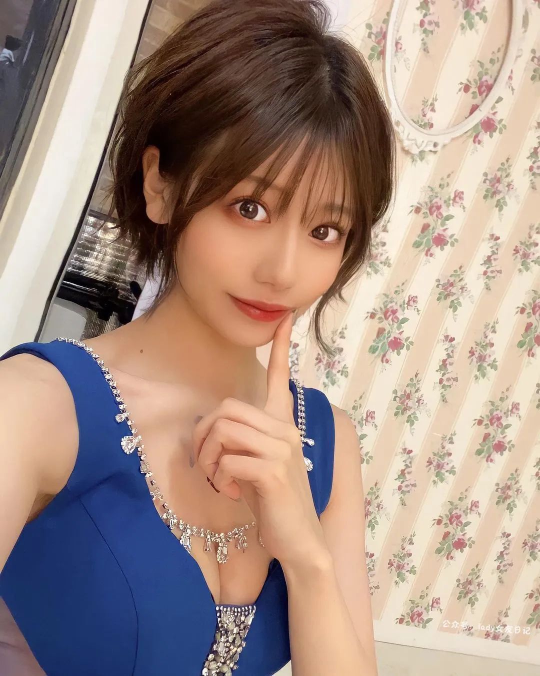 短 发 天 花 板 ！