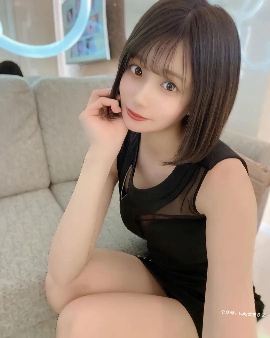短 发 天 花 板 ！