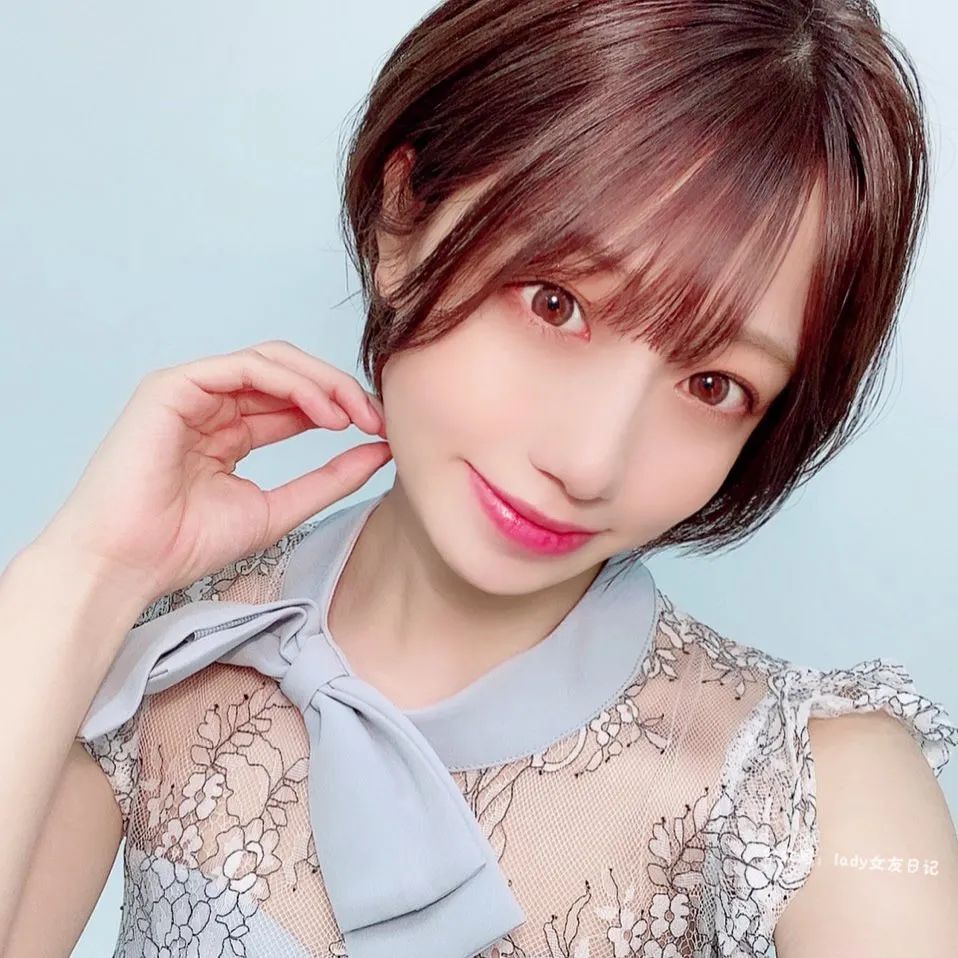 短 发 天 花 板 ！