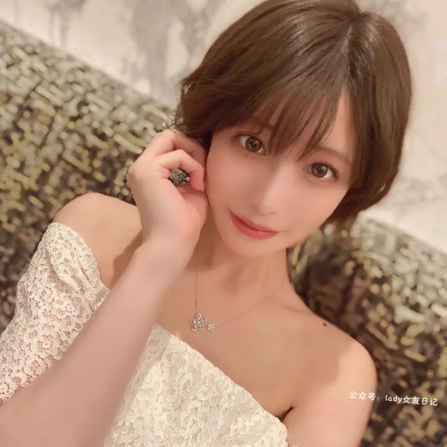短 发 天 花 板 ！