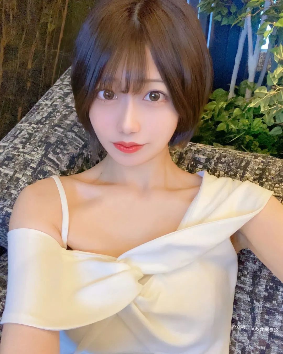 短 发 天 花 板 ！