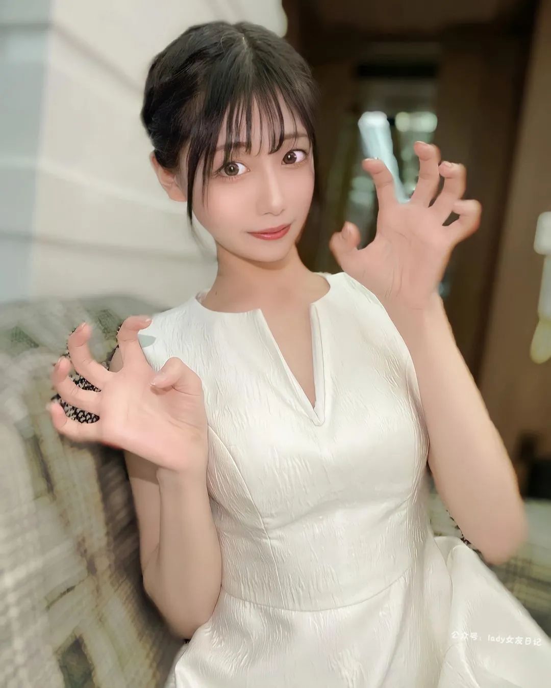 短 发 天 花 板 ！