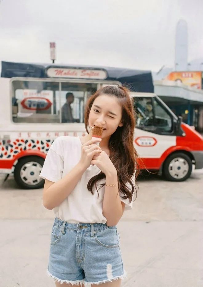 金发少女牛仔短裤，青春活力街拍