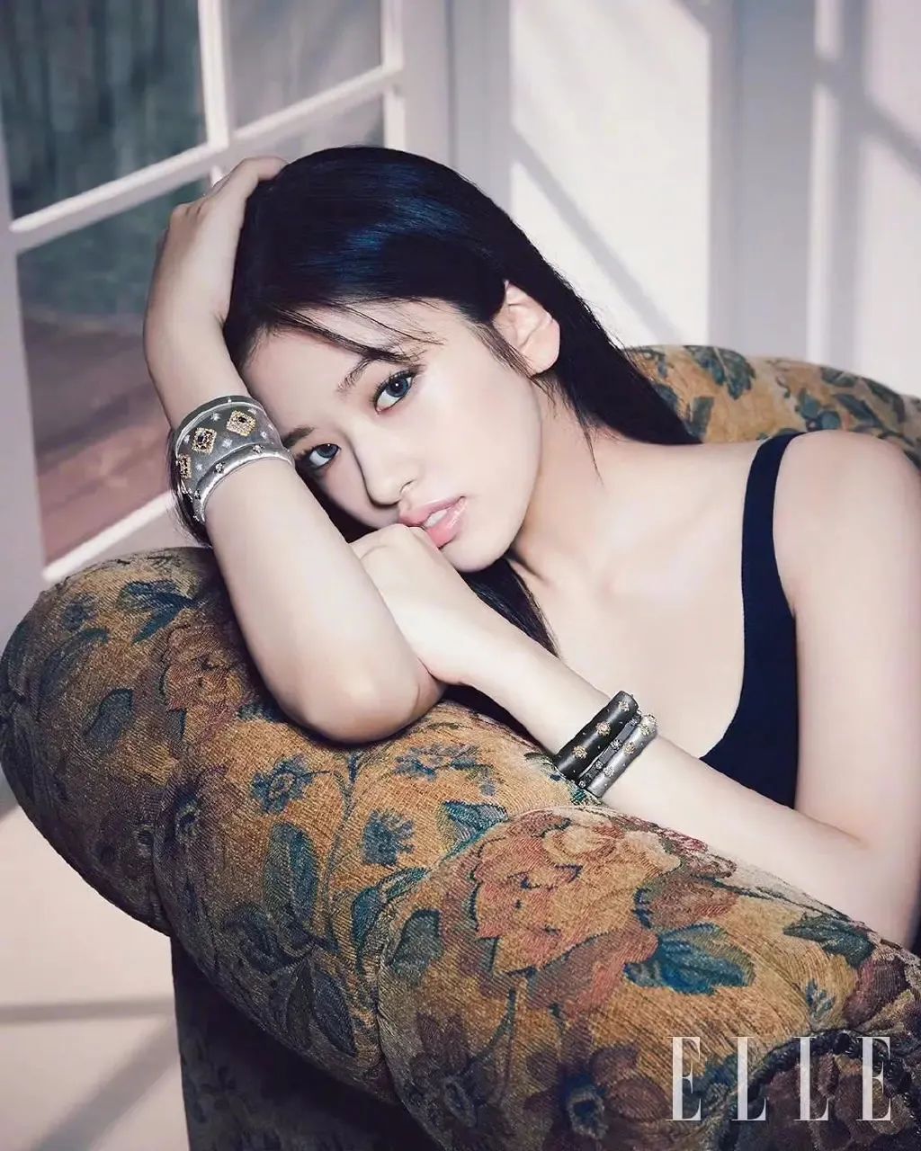 安宥真，ELLE Korea 11月刊画报释出，冷御干练，演绎别样的珠宝美人格调
