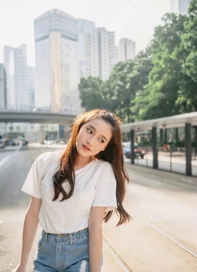金发少女牛仔短裤，青春活力街拍